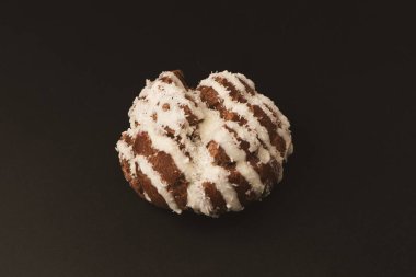 Siyah arka planda hindistan cevizi kremalı profiterol.. 