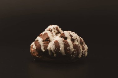 Siyah arka planda hindistan cevizi kremalı profiterol.. 