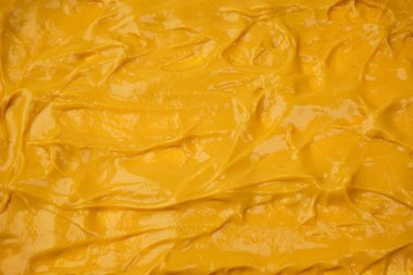 Sarı sos arka plan olarak sıçrıyor. Üst görünüm. 