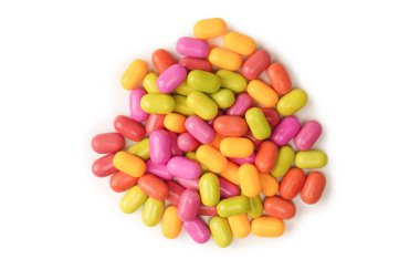 Beyaz arka planda izole edilmiş çok renkli şekerler..  