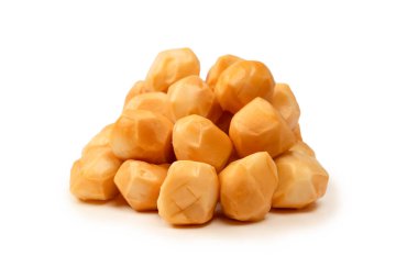 Beyaz bir arka planda izole edilmiş peynir parçaları.. 