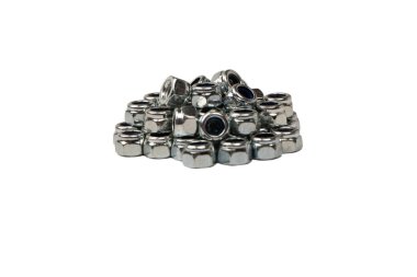 Beyaz arka planda izole edilmiş bir grup metal ceviz. Üst görünüm.