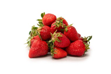 Çilekli. Beyaz arka planda izole edilmiş taze böğürtlen grubu. 