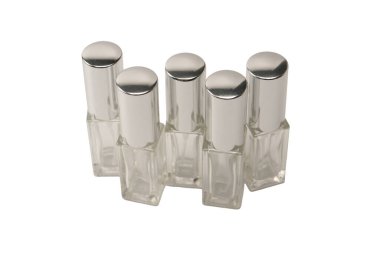 Parfüm otomatörü, parfüm şeffaf cam şişe beyaz arka planda izole. 