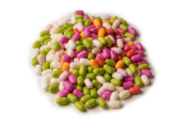Beyaz arka planda izole edilmiş çok renkli şekerler..  