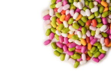 Beyaz arka planda izole edilmiş çok renkli şekerler..  