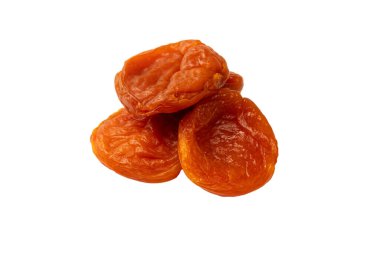 Beyaz arka planda izole edilmiş kurumuş kayısılar..