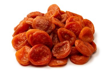 Beyaz arka planda izole edilmiş kurumuş kayısılar..