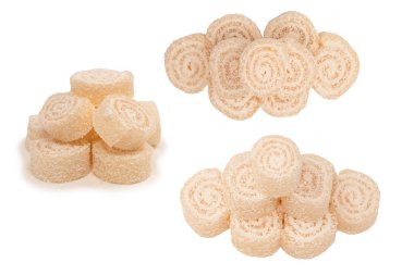 Hindistan cevizli şekerlemeler beyaz arka planda izole edilmiş.. 