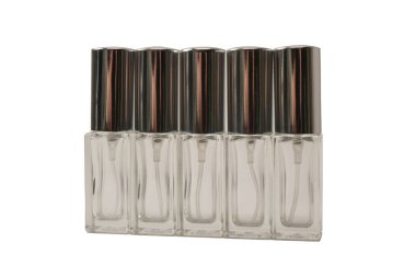 Parfüm otomatörü, parfüm şeffaf cam şişe beyaz arka planda izole. 