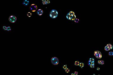 Sabun köpükleri siyah arka planda izole edilmiş. Boşluğu kopyala. 