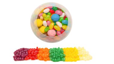 Beyaza izole edilmiş renkli jöleli fasulyeler.. 