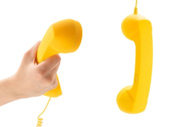 Kadının elindeki sarı cep telefonu beyaza izole edilmiş. Boşluğu kopyala.