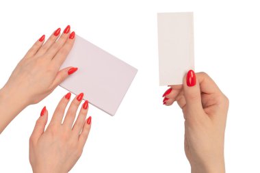 Kırmızı tırnaklı kadınların elinde boş beyaz kağıt olan bir defter. Boşluğu kopyala. 