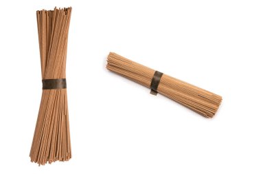 Beyaz bir arka plan üzerinde izole buğday noodle. 