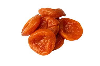 Beyaz arka planda izole edilmiş kurumuş kayısılar..