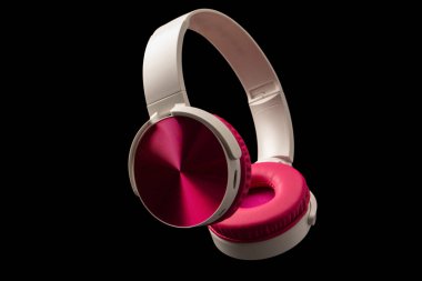 Siyah arkaplanda pembe ve beyaz kulaklıklar var.. 