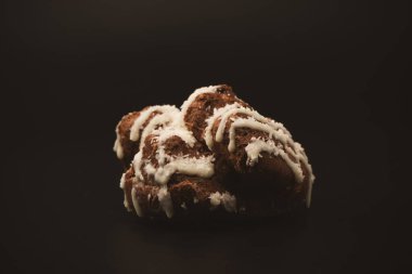 Siyah arka planda hindistan cevizi kremalı profiterol.. 