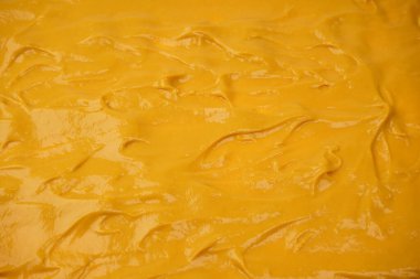 Sarı sos arka plan olarak sıçrıyor. Üst görünüm. 