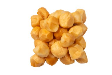 Beyaz bir arka planda izole edilmiş peynir parçaları.. 