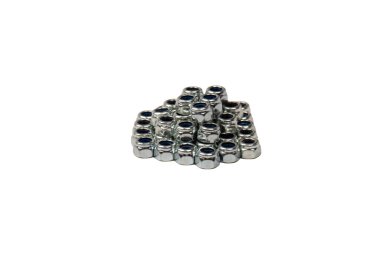 Beyaz arka planda izole edilmiş bir grup metal ceviz. Üst görünüm.