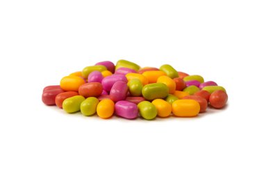 Beyaz arka planda izole edilmiş çok renkli şekerler..  