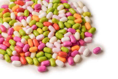 Beyaz arka planda izole edilmiş çok renkli şekerler..  