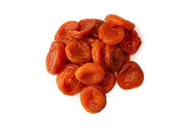 Beyaz arka planda izole edilmiş kurumuş kayısılar..