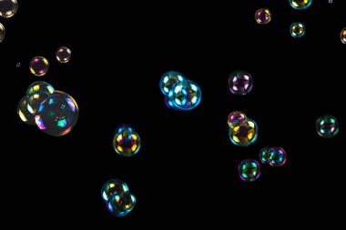 Sabun köpükleri siyah arka planda izole edilmiş. Boşluğu kopyala. 