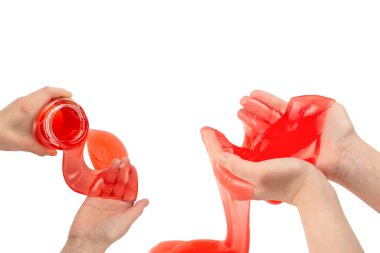 Beyaz ellerle izole edilmiş bir kadının elindeki kırmızı balçık oyuncağı. Üst görünüm. 