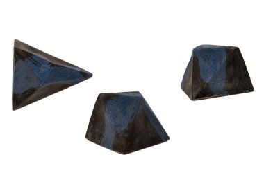 Değerli taşlar şeklinde çikolata şekerlemeleri, beyaz bir arka planda izole edilmiş mermer desenli.. 