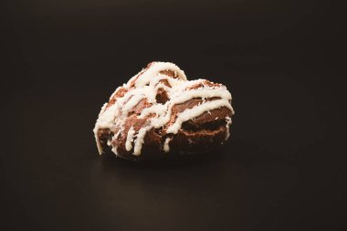 Siyah arka planda hindistan cevizi kremalı profiterol.. 