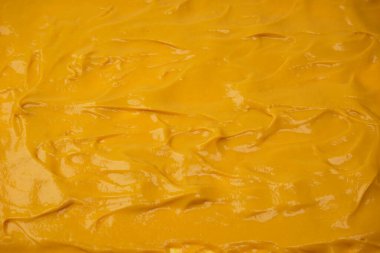 Sarı sos arka plan olarak sıçrıyor. Üst görünüm. 