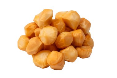 Beyaz bir arka planda izole edilmiş peynir parçaları.. 