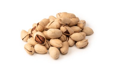 Beyaz arka planda izole edilmiş kabuklu fındık. Üst görünüm. 