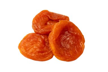 Beyaz arka planda izole edilmiş kurumuş kayısılar..