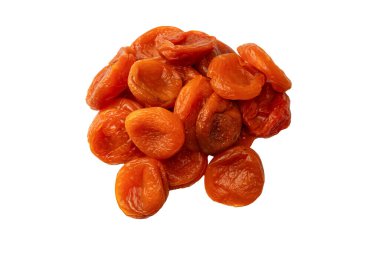 Beyaz arka planda izole edilmiş kurumuş kayısılar..