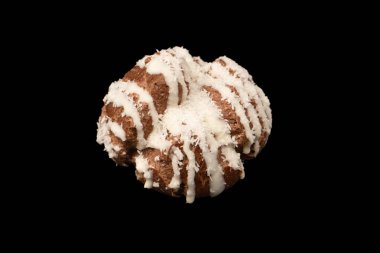 Siyah arka planda hindistan cevizi kremalı profiterol.. 