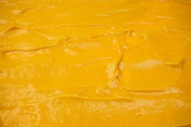 Sarı sos arka plan olarak sıçrıyor. Üst görünüm. 