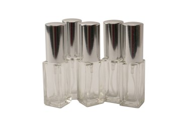 Parfüm otomatörü, parfüm şeffaf cam şişe beyaz arka planda izole. 