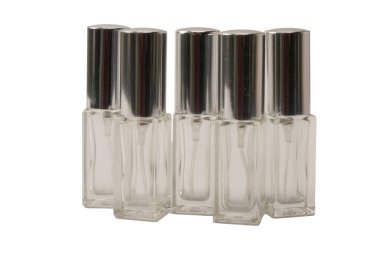 Parfüm otomatörü, parfüm şeffaf cam şişe beyaz arka planda izole. 