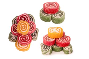 Beyaz arka planda izole edilmiş jöleli şeker rulosu. Marmelat şekeri.