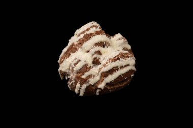 Siyah arka planda hindistan cevizi kremalı profiterol.. 