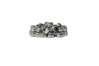 Beyaz arka planda izole edilmiş bir grup metal ceviz. Üst görünüm.