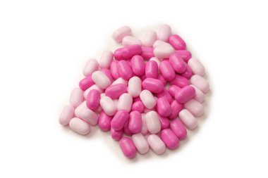 Beyaz arka planda izole edilmiş çok renkli şekerler..  