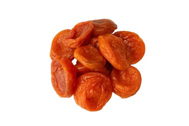 Beyaz arka planda izole edilmiş kurumuş kayısılar..