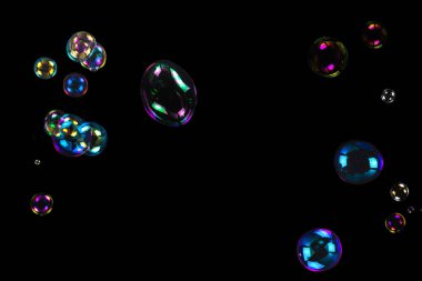 Sabun köpükleri siyah arka planda izole edilmiş. Boşluğu kopyala. 