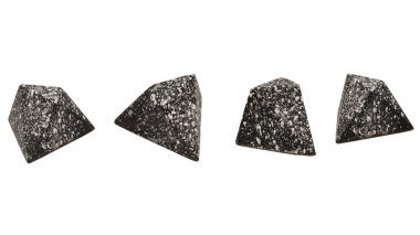 Değerli taşlar şeklinde çikolata şekerlemeleri, beyaz bir arka planda izole edilmiş mermer desenli.. 