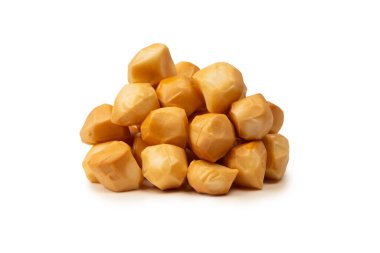 Beyaz bir arka planda izole edilmiş peynir parçaları.. 