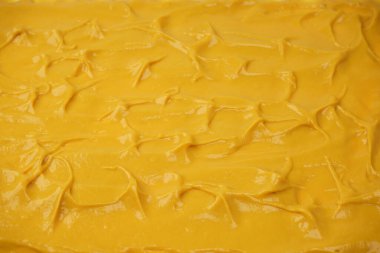 Sarı sos arka plan olarak sıçrıyor. Üst görünüm. 